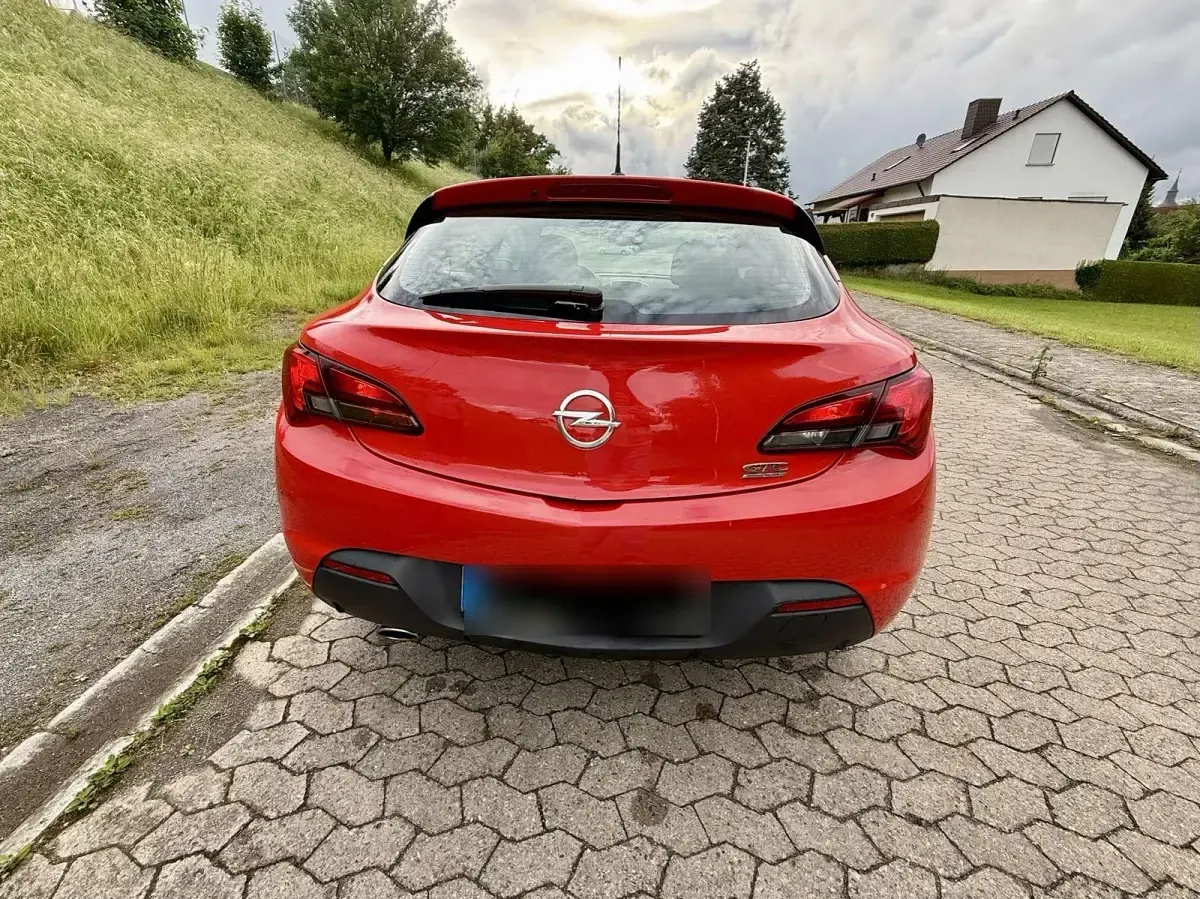 Gebraucht Opel Astra GTC Edition 140 PS (102 kW) 2012 Rot Limousine
