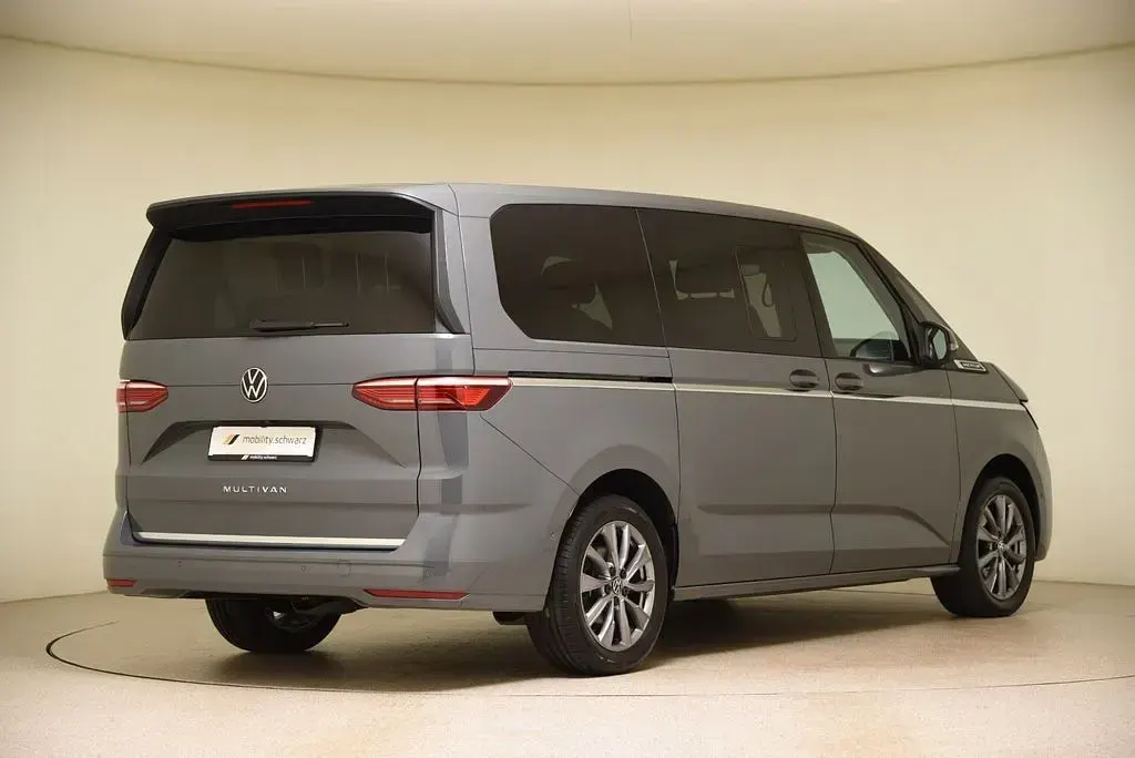 Gebraucht VW Multivan Style 150 PS (110 kW) 2025 Grau Van / Kleinbus