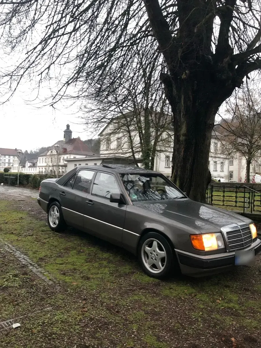 Second-hand Mercedes E200 122 CP (89 kW) 1989 Gri Berlinǎ