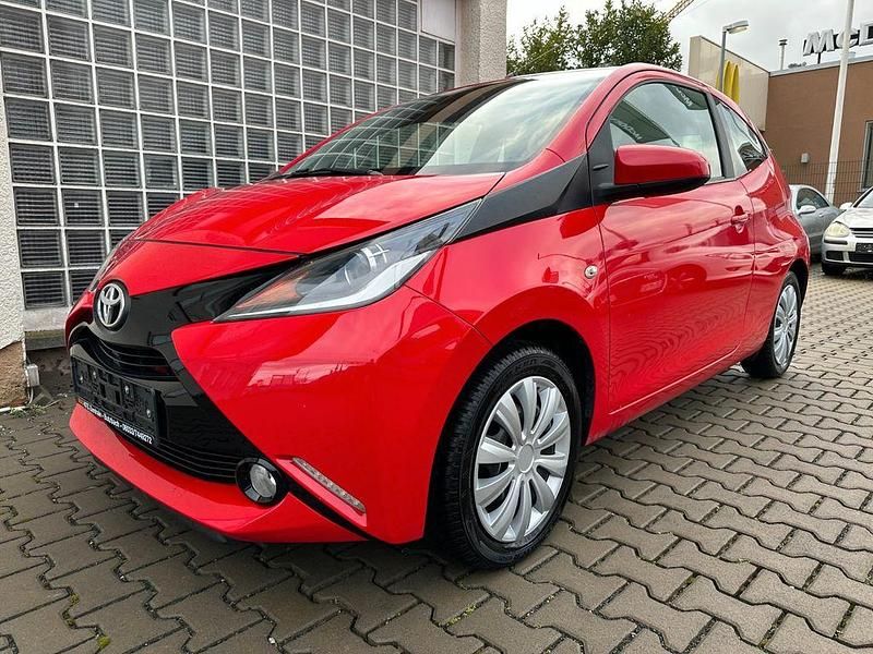 Rot Gebraucht 2015 Toyota Aygo X-play Kleinwagen | 6.990 € (Fairer Preis) - Bild 1/4