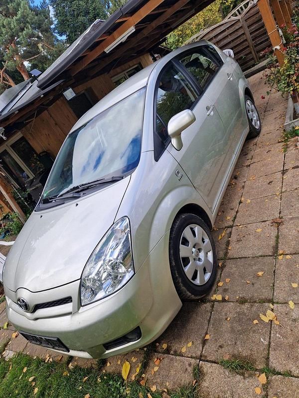 Braun Gebraucht 2005 Toyota Corolla Verso Van / Kleinbus | 6.900 € (Etwas zu teuer) - Bild 1/4