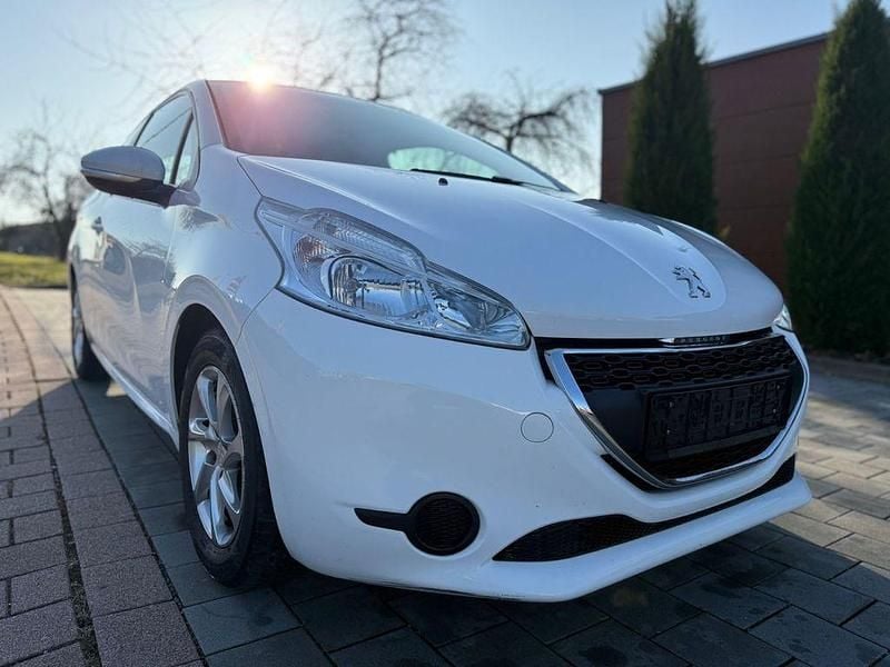 Weiß Gebraucht 2012 Peugeot 208 Active Kleinwagen | 2.790 € (Superpreis) - Bild 1/4