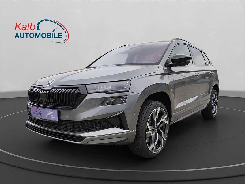 Graphitegrau metallic Neu 2025 Skoda Karoq SportlinePlus SUV | 38.222 € (Teuer) - Bild 1/4