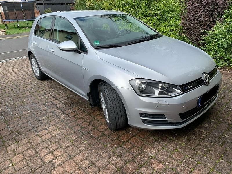 Silber Gebraucht 2016 VW Golf VII Comfortline Limousine | 11.600 € (Guter Preis) - Bild 1/4