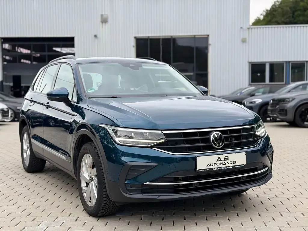 Gebraucht VW Tiguan Life 150 PS (110 kW) 2020 Blau SUV