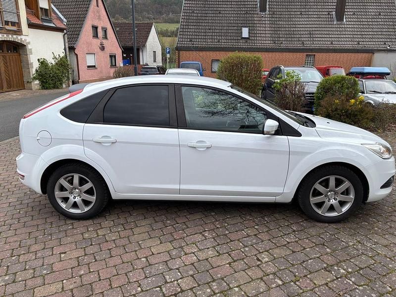 Gebraucht Ford Focus 109 PS (80 kW) 2011 Weiß Limousine