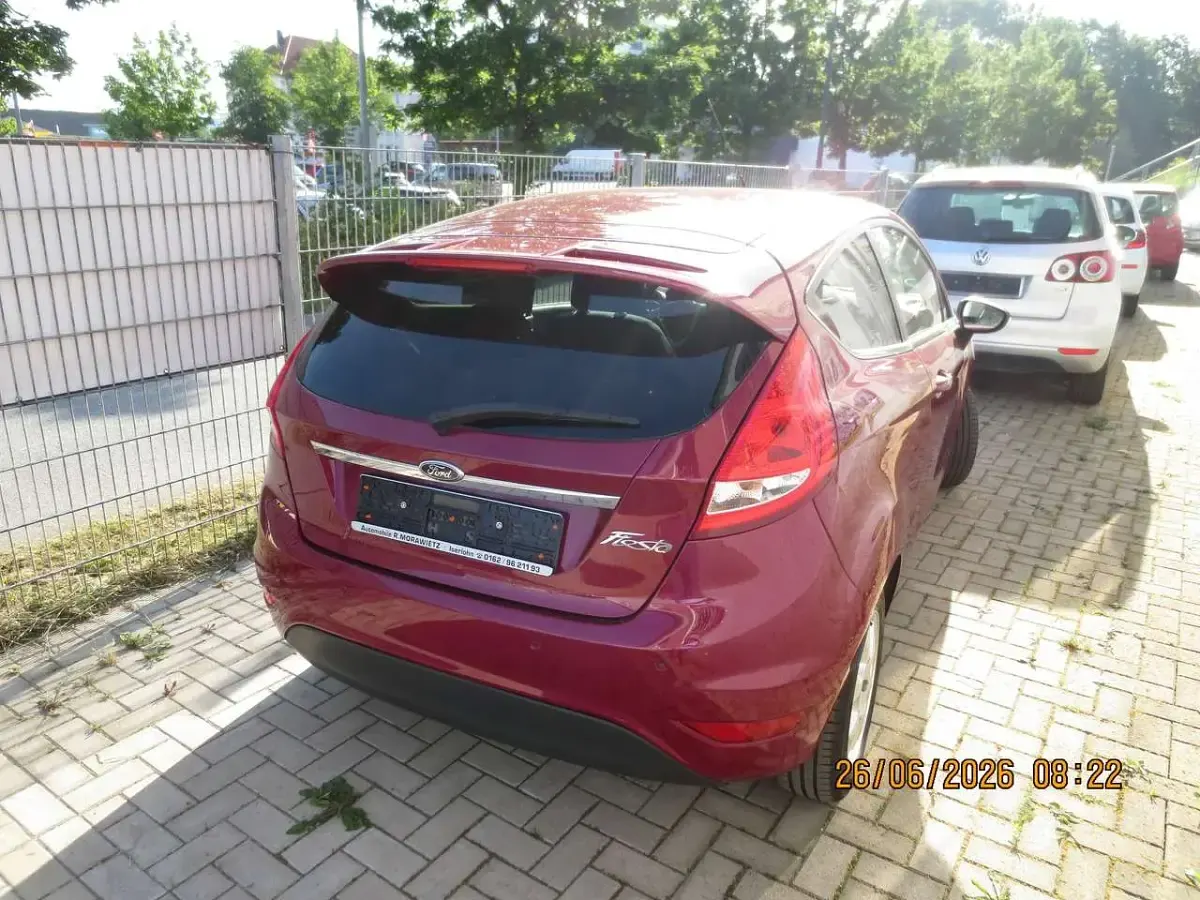 Gebraucht Ford Fiesta Titanium 82 PS (60 kW) 2012 Hot magenta Kleinwagen