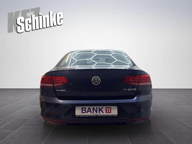 Gebraucht VW Passat Trendline 125 PS (91 kW) 2017 Barnato/ontariogruen Limousine