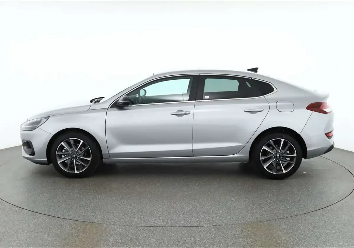 Neu Hyundai i30 140 PS (102 kW) 2025 Shimmeringsilvermet. Limousine