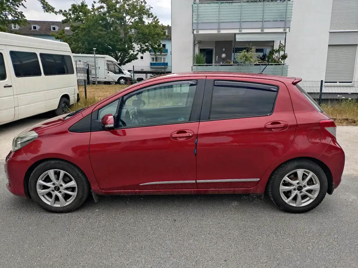 Gebraucht Toyota Yaris 90 PS (66 kW) 2014 Rot Kleinwagen