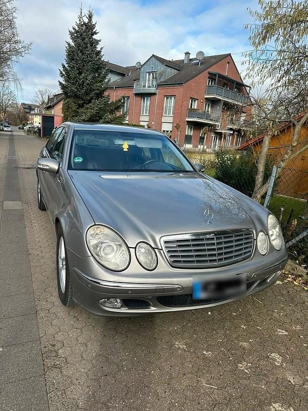 Usata Mercedes E200 122 CV (89 kW) 2004 Argento Berlina