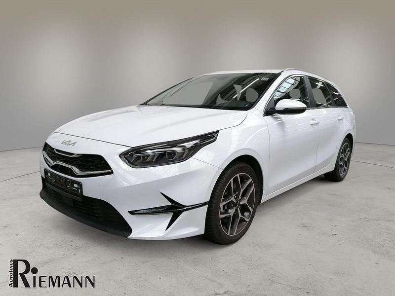 Weiß Gebraucht 2024 Kia Ceed Sportswagon Spirit Kombi | 23.995 € (Superpreis) - Bild 1/4