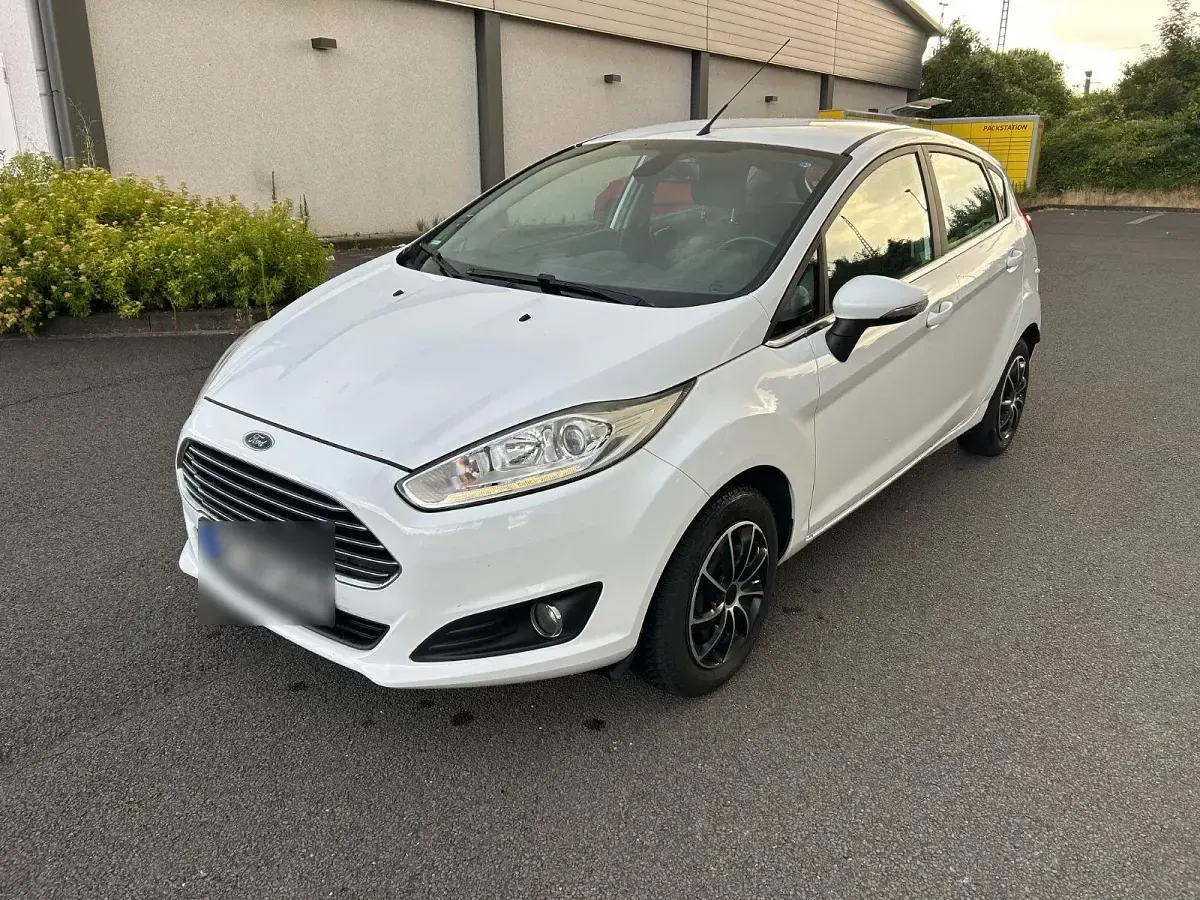 Gebraucht Ford Fiesta 101 PS (74 kW) 2014 Weiß Kleinwagen