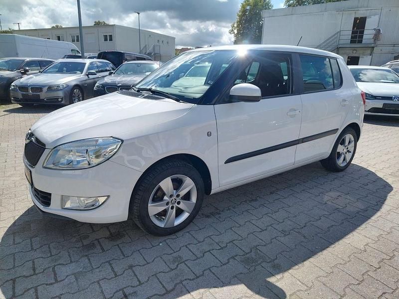 Weiß Gebraucht 2013 Skoda Fabia Fresh Limousine | 6.400 € (Fairer Preis) - Bild 1/4