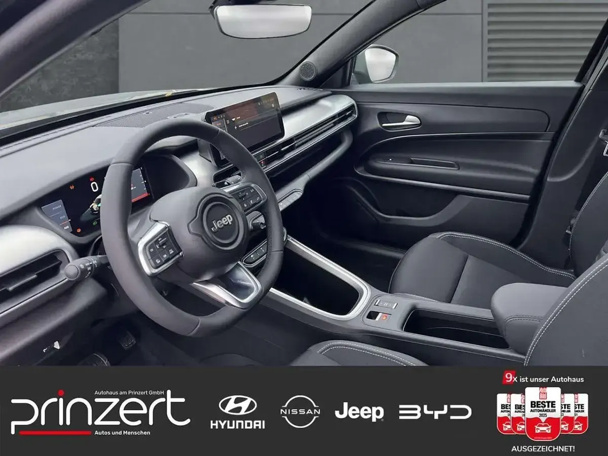 Neu Jeep Avenger Altitude 110 PS (80 kW) 2026 Volcano black SUV