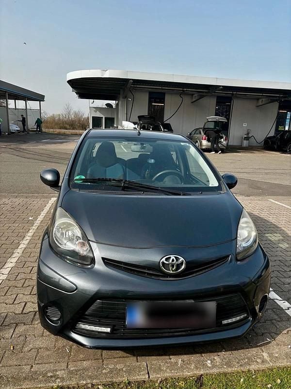 Gebraucht Toyota Aygo 68 PS (50 kW) 2012 Grau Kleinwagen