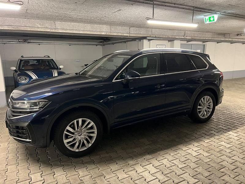 Blau Gebraucht 2024 VW Touareg SUV | 54.600 € (Fairer Preis) - Bild 1/4