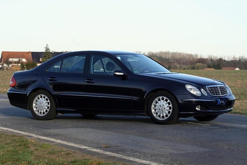 Usata Mercedes E200 163 CV (119 kW) 2004 Blu Berlina