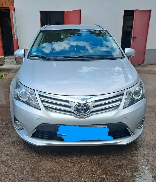 Gebraucht Toyota Avensis Life 124 PS (91 kW) 2012 Silber Kombi