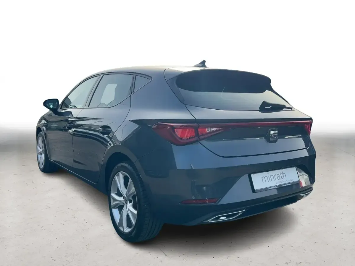 Używany Seat Leon FR 204 KM (150 kW) 2022 Szary Sedan/Limuzyna