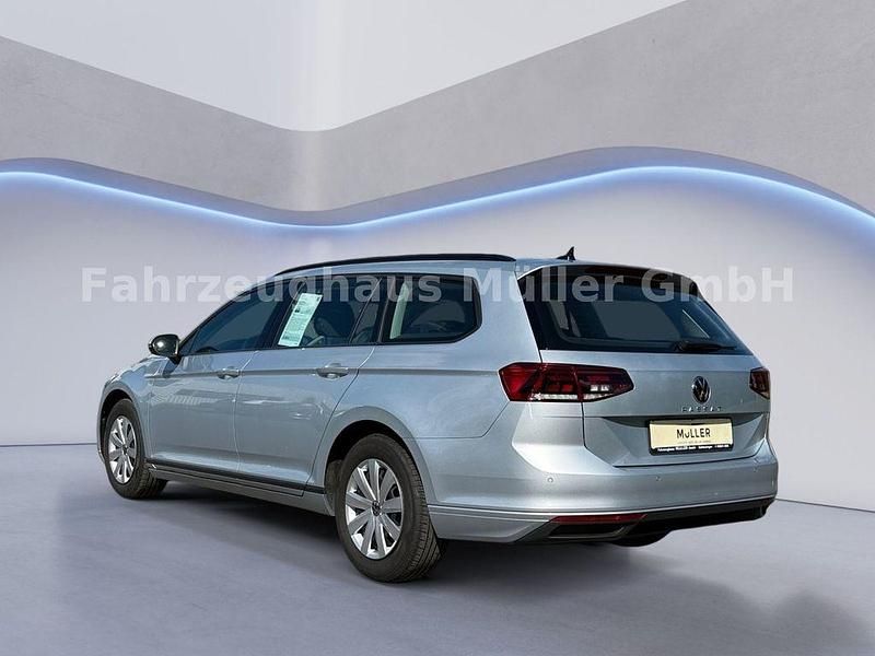 Gebraucht VW Passat Basis 150 PS (110 kW) 2022 Scale silver metallic Kombi