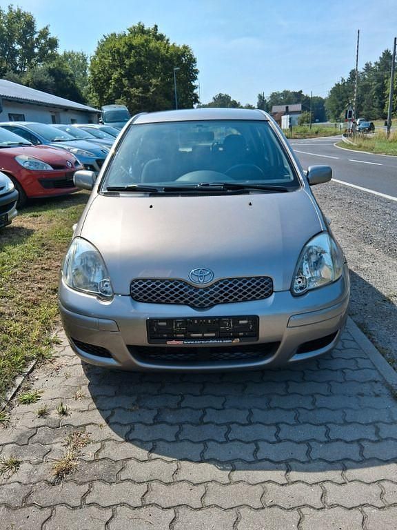Grau Gebraucht 2004 Toyota Yaris Sol Limousine | 5.000 € (Teuer) - Bild 1/4