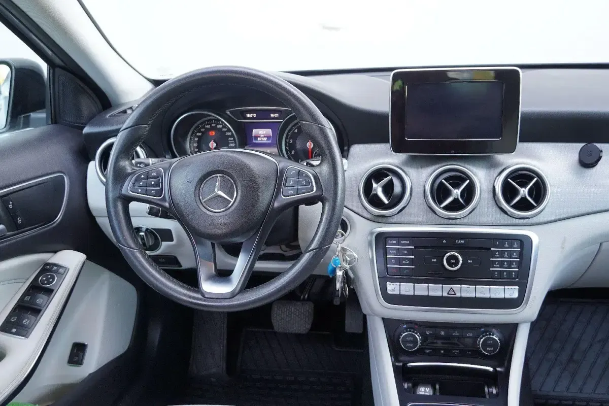 Gebraucht Mercedes GLA250 Urban 211 PS (155 kW) 2017 Silber SUV