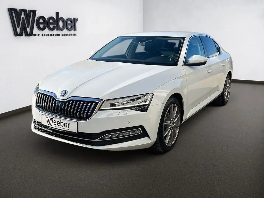 Gebraucht Skoda Superb Premium Edition 200 PS (147 kW) 2023 Moonweiss (metallic) Limousine