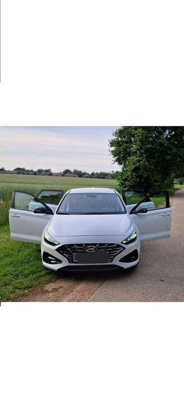 Weiß Gebraucht 2021 Hyundai i30 Limousine | 16.999 € (Superpreis) - Bild 1/4