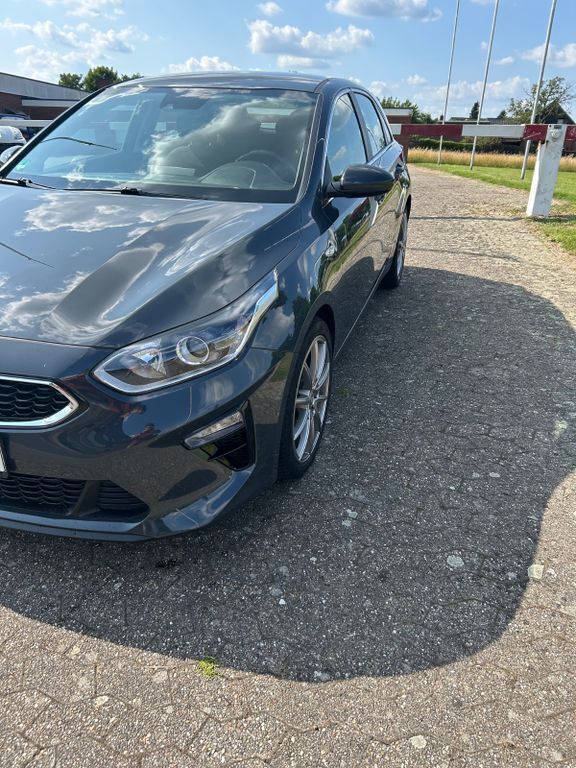 Grau Gebraucht 2021 Kia Ceed Vision Limousine | 17.200 € (Fairer Preis) - Bild 1/4