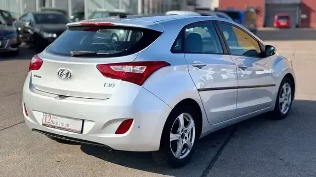 Usado Hyundai i30 Edition 135 CV (99 kW) 2014 Plateado Berlina