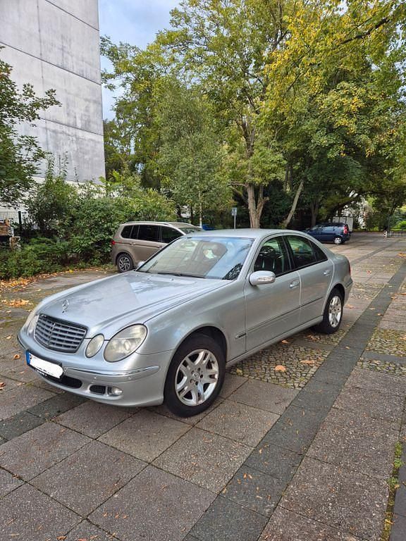 Silber Gebraucht 2005 Mercedes E200 Elegance Limousine | 4.200 € (Guter Preis) - Bild 1/4