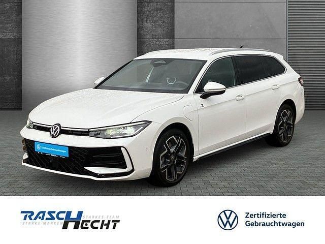 Oryxweiß perlmutteffekt Gebraucht 2025 VW Passat R-line Kombi | 47.390 € (Superpreis) - Bild 1/4