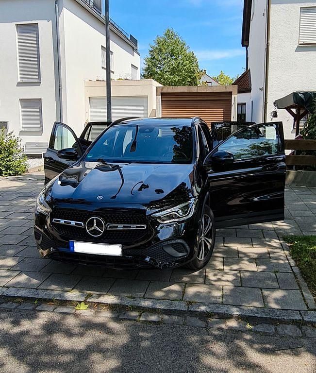 Schwarz Gebraucht 2020 Mercedes GLA200 SUV | 28.500 € (Guter Preis) - Bild 1/4