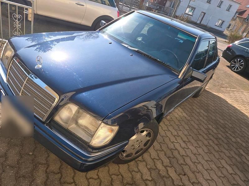 Gebraucht Mercedes E220 150 PS (110 kW) 1995 Blau Limousine