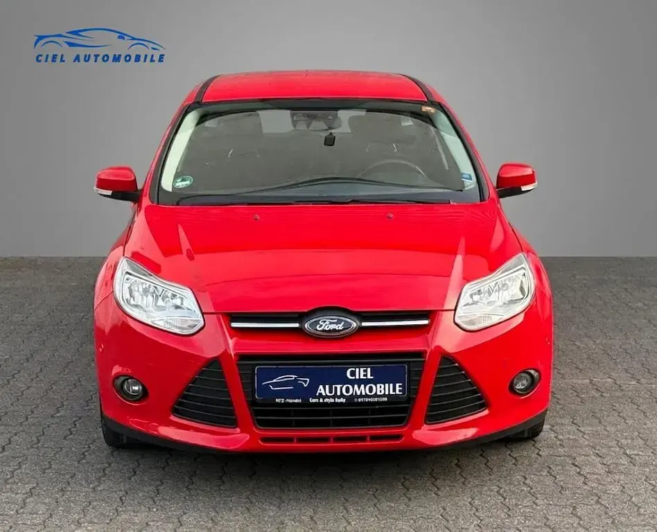 Gebraucht Ford Focus Trend 116 PS (85 kW) 2013 Rot Limousine