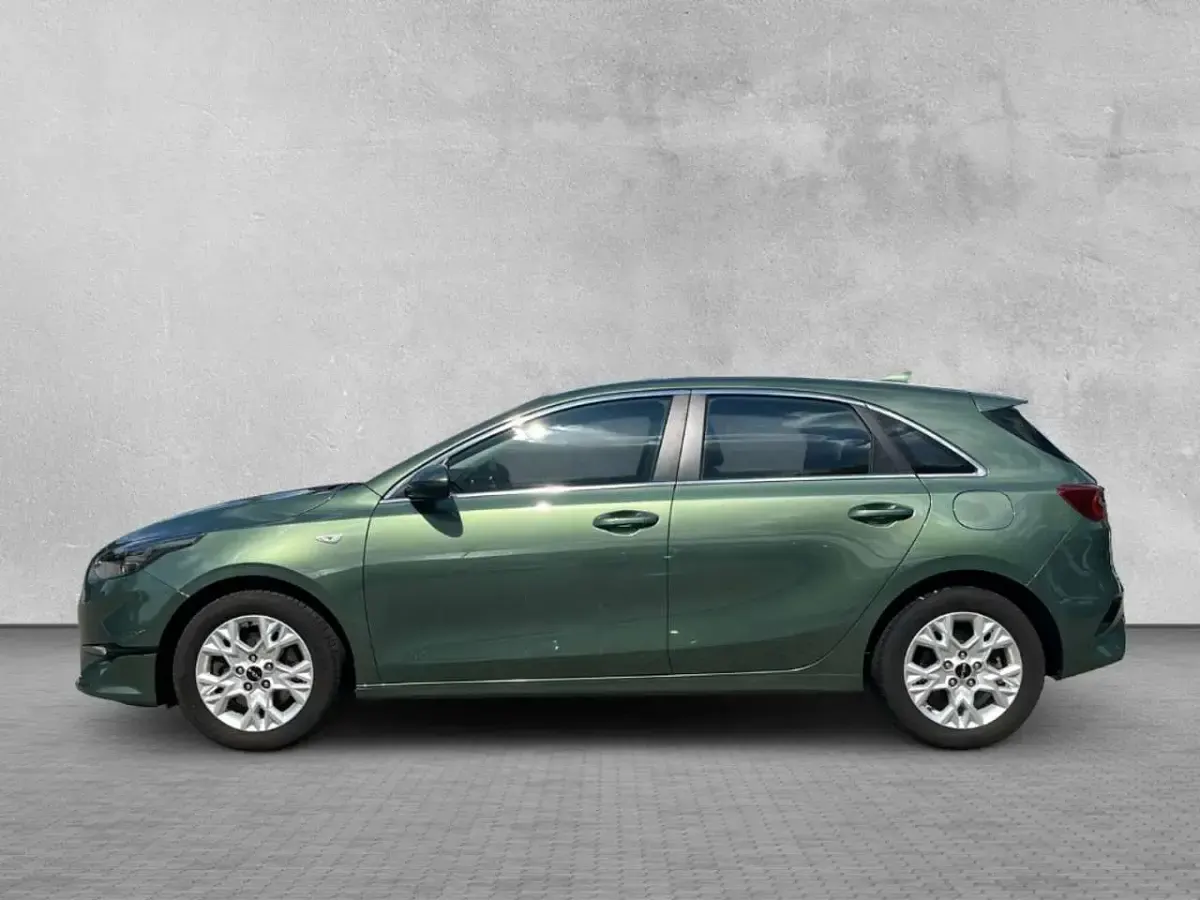 Gebraucht Kia Ceed Comfort 159 PS (116 kW) 2022 Experience green met. Kleinwagen