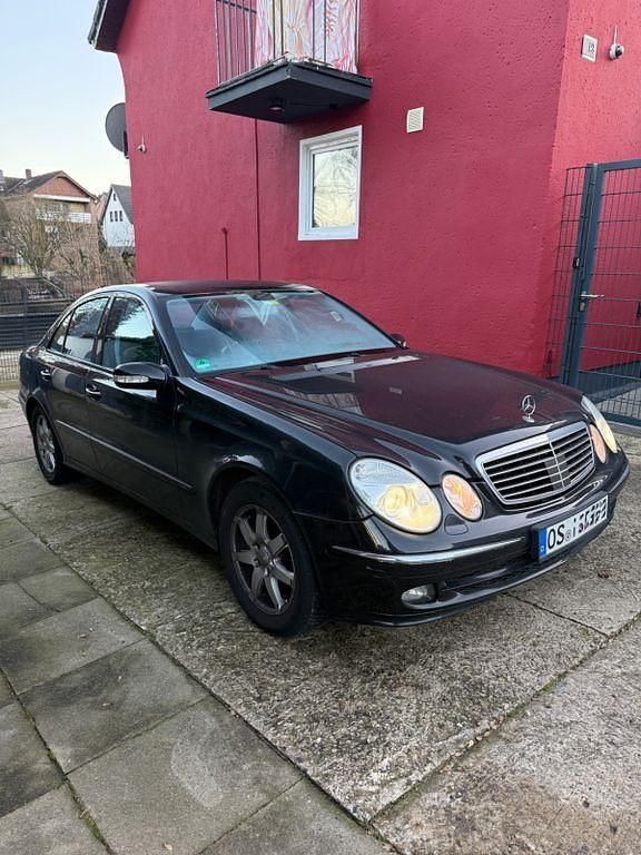 Schwarz Gebraucht 2005 Mercedes E350 Avantgarde Limousine | 3.000 € - Bild 1/4