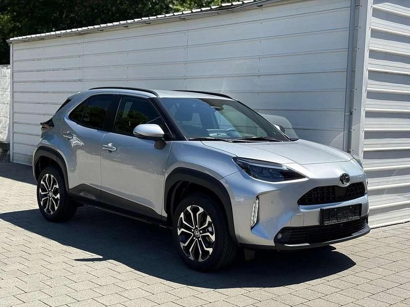 Shimmering silver meta... Neu 2025 Toyota Yaris Hybrid Comfort SUV | 27.240 € (Fairer Preis) - Bild 1/4