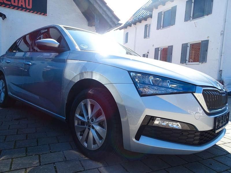 Stribrna brilliant/ brilliants Gebraucht 2024 Skoda Scala Tour Kleinwagen | 19.999 € (Guter Preis) - Bild 1/4