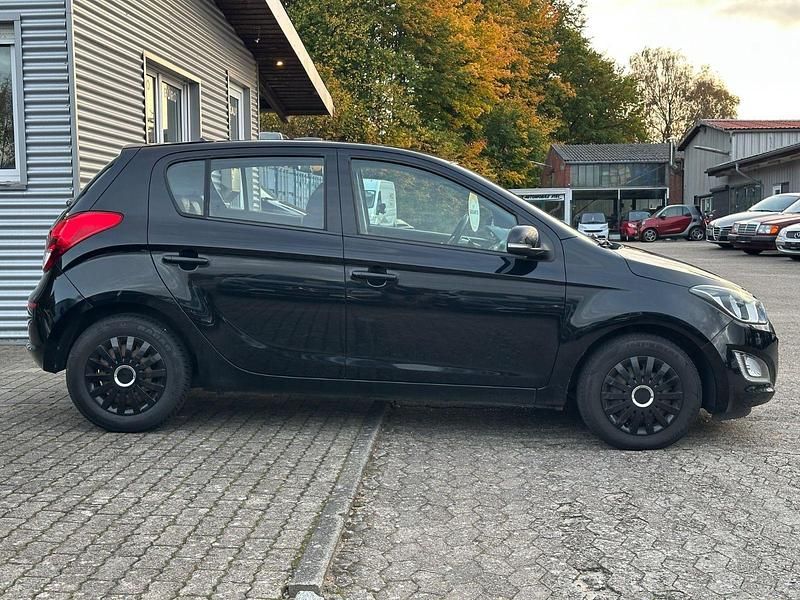 Gebraucht Hyundai i20 Trend 75 PS (55 kW) 2013 Schwarz Kleinwagen