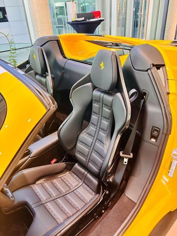 Second-hand Ferrari 296 829 CP (609 kW) 2024 Galben Cabrio
