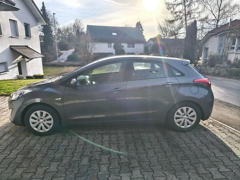 Gebraucht Hyundai i30 Trend 135 PS (99 kW) 2016 Grau Limousine