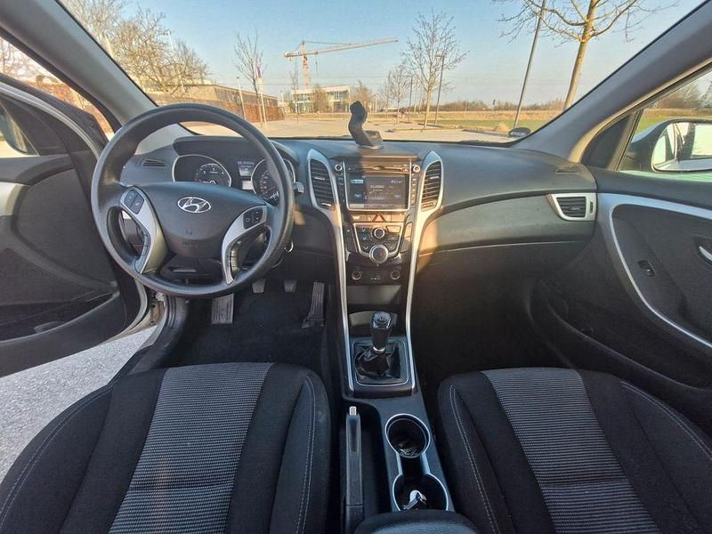 Gebraucht Hyundai i30 Classic 90 PS (66 kW) 2013 Silber Kombi