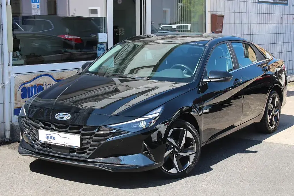 Gebraucht Hyundai Elantra 122 PS (89 kW) 2022 Schwarz Limousine