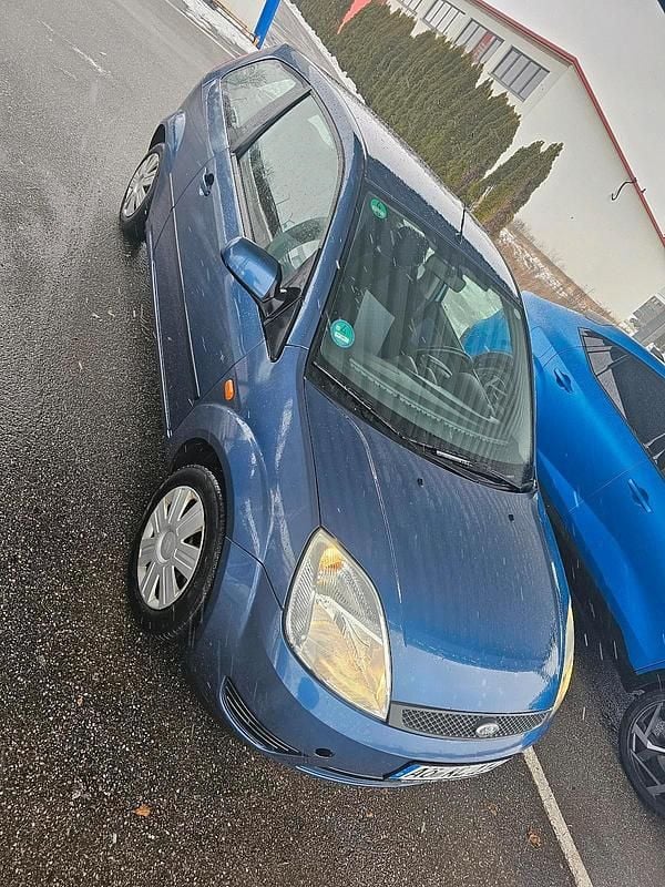 Blau Gebraucht 2004 Ford Fiesta Kleinwagen | 499 € (Superpreis) - Bild 1/4