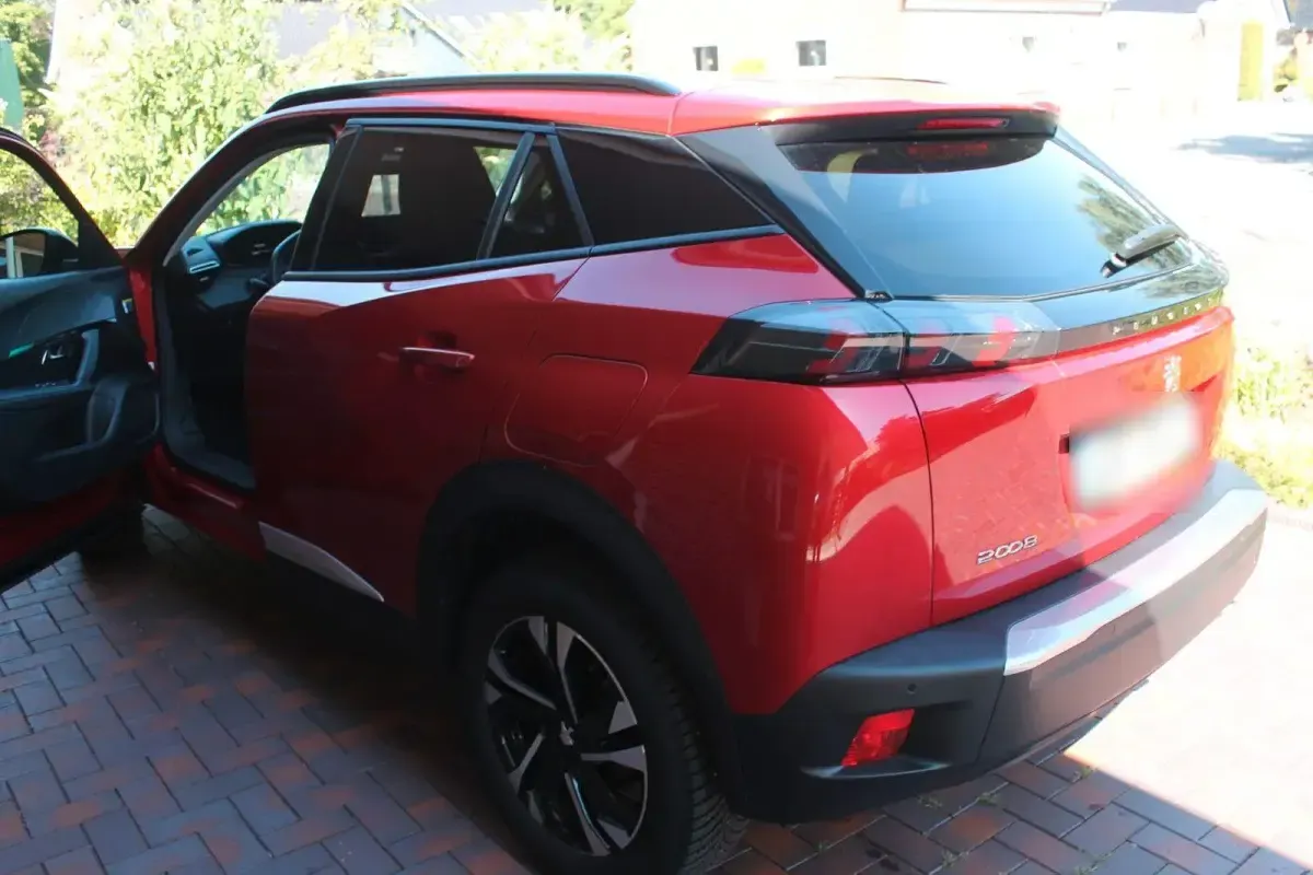 Gebraucht Peugeot 2008 Allure 131 PS (96 kW) 2022 Rot SUV