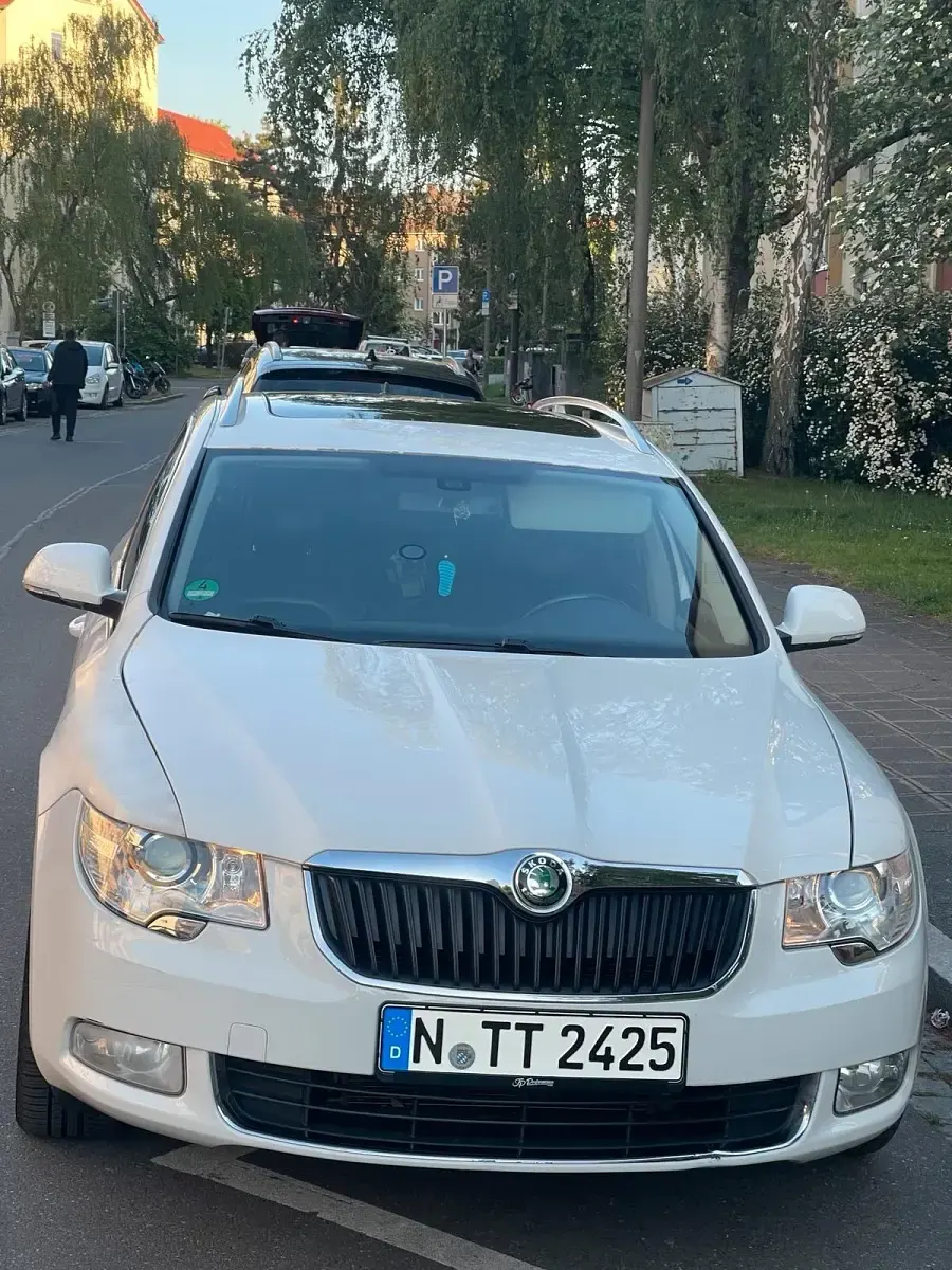 Gebraucht Skoda Superb 160 PS (117 kW) 2011 Weiß Kombi