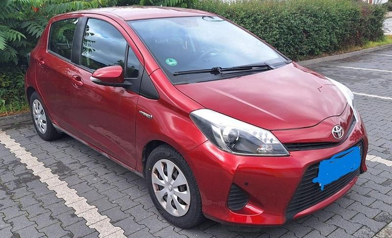 Rot Gebraucht 2014 Toyota Yaris Hybrid Kleinwagen | 8.300 € (Etwas zu teuer) - Bild 1/4