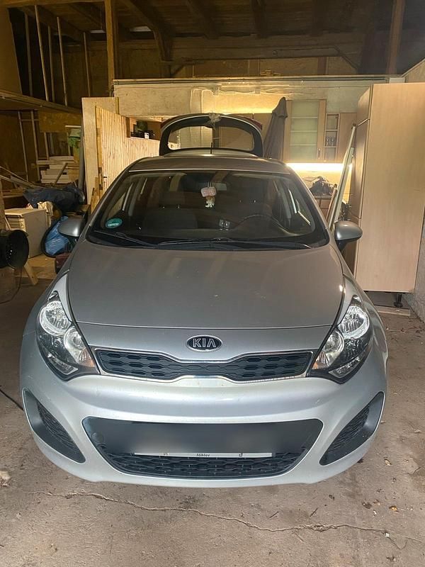 Silber Gebraucht 2014 Kia Rio 2 Kleinwagen | 5.500 € (Fairer Preis) - Bild 1/4
